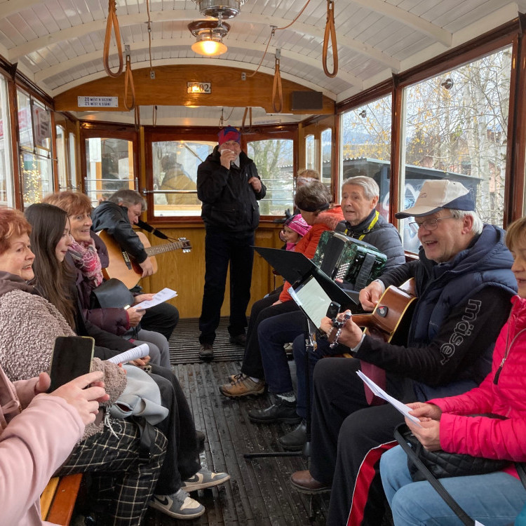 Adventní zpívání koled v tramvaji