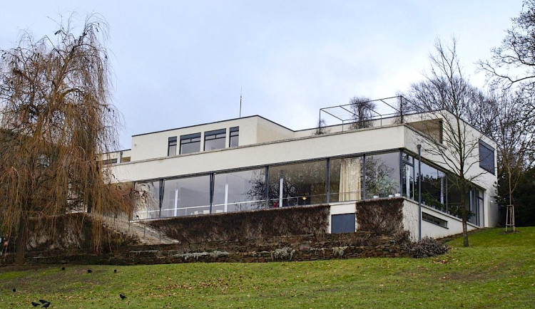 Z brněnské vily Tugendhat udělali osvoboditelé stáj pro koně