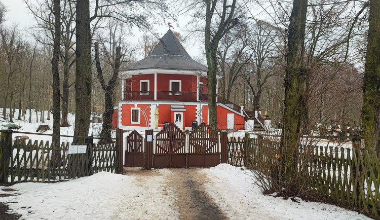 Technická kontrola, kaple sv. Huberta, zámeček Dvojhradi