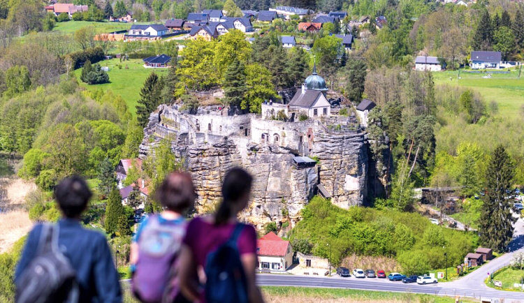 Den mezi skalami: hrad Sloup, lesní divadlo a jeskyně poustevníka 