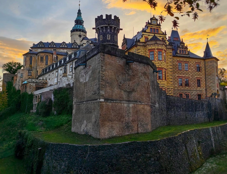Ve kterém z uvedených měst či obcí je památka, která nabízí zároveň hrad i zámek?