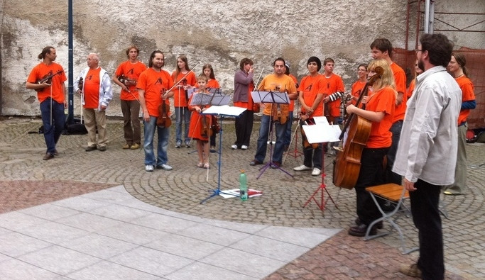 Účastníci letních hudebních kurzů zahráli na Piaristickém náměstí