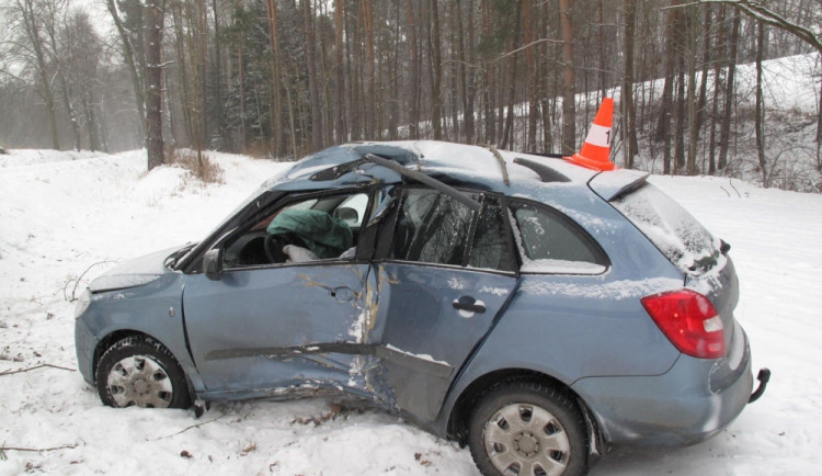 Řidička z Českobudějovicka nezvládla levotočivou zatáčku u Ločenic