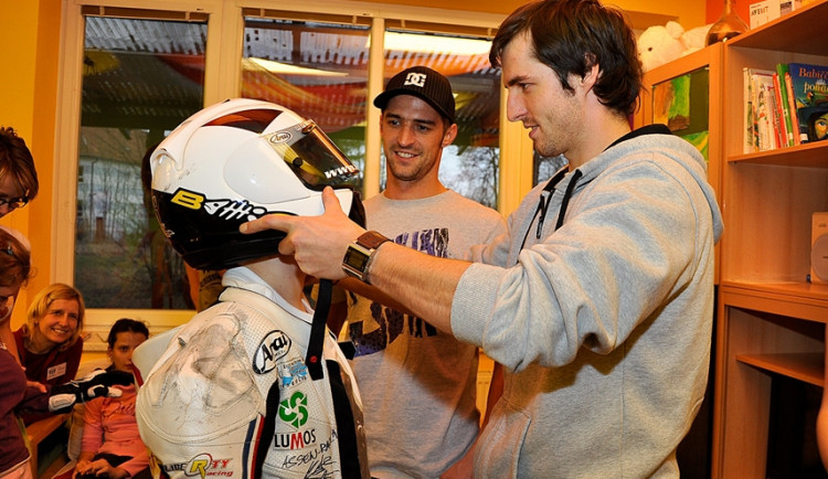 Bratři Smržové pomáhají postiženým dětem v Centru Bazalka