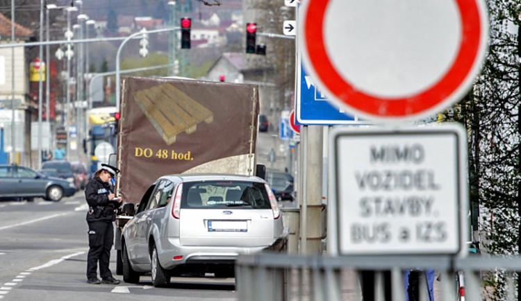 Kontroly pod viaduktem jsou intenzivní, řidiči stále neukáznění