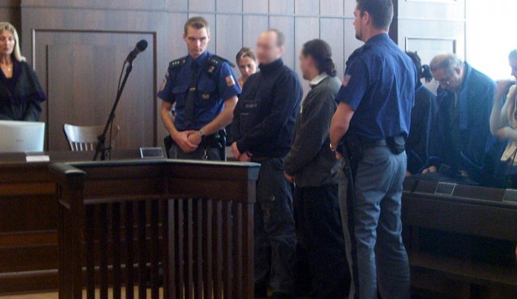 Soud dnes odsoudil čtrnáct distributorů omamných látek