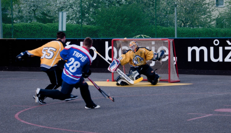 Brankář Vos zasahuje proti útoku Doks. Autor: Vilém Rychlý