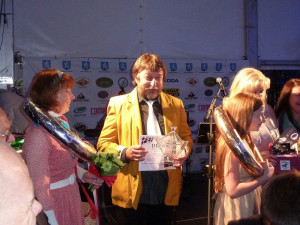 Jana Budínová a Jiří Hladík přebrali stříbrný věnec a pohár za druhé místo ve třídě G.