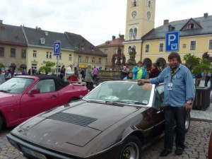 Jiří Hladík s vozem Lotus na náměstí v Jilemnici.