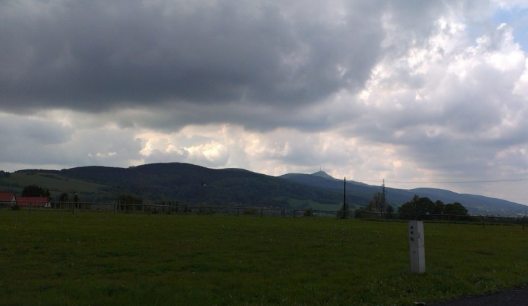 Mraky nad Ještědem.
