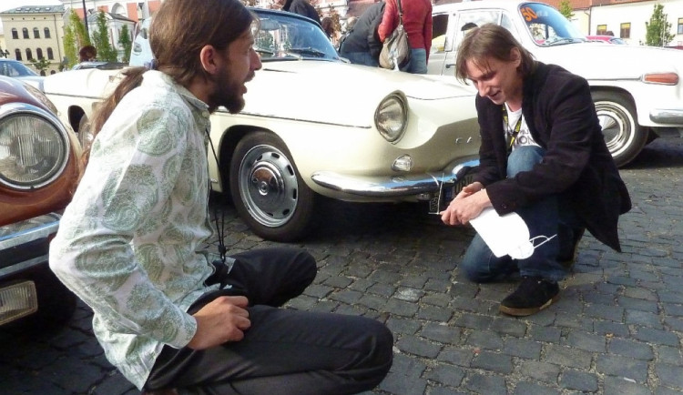 Jiří Hladík ml. (vlevo) a šéfredaktor časopisu Clasic - auto - moto a sport František Vahala připevňují číslo před startem.