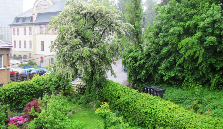 V Liberci stále vydatně prší. Ulice jsou prázdné.