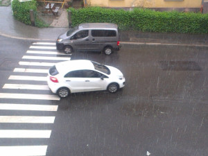 Dopolední prudký déšť v Liberci.