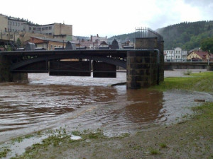 Jizera se vylévá z koryta. Foto: HZSLK