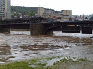 Jizera se vylévá z koryta. Foto: HZSLK