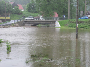 Rozvodněná Jeřice v Mníšku