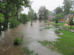 Rozvodněná Jeřice v Mníšku