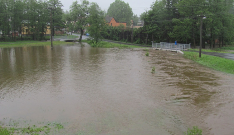 Rozvodněná Jeřice v Mníšku