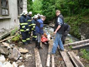 Jalovici dostali z potoka až jilemničtí hasiči