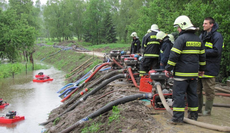 Hasiči při odčerpávání vody ve Vísce.