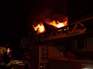 Podkorví domu v plamenech