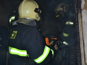 Hasiči uvnitř domu