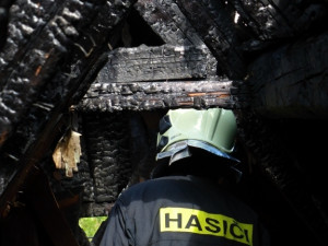Hasiči uvnitř domu