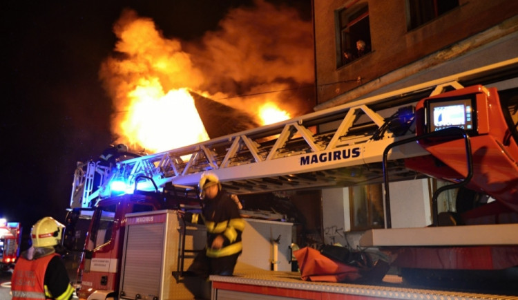 Požár v ulici Na Svahu. Foto: HZS LK