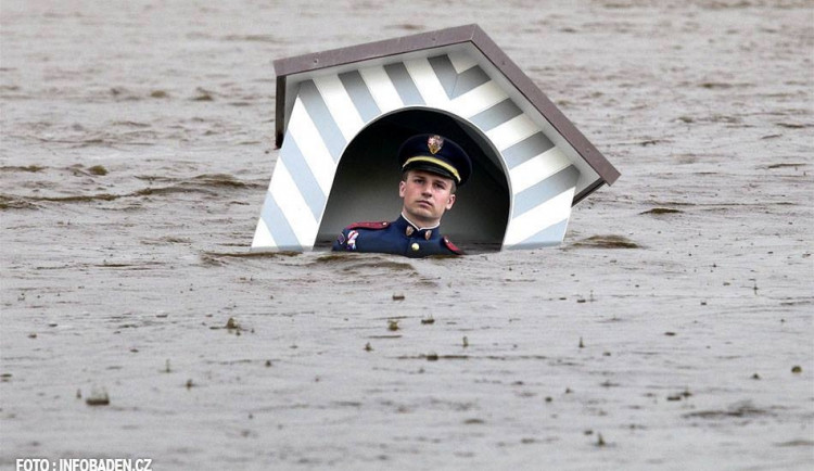 Hradní stráž a její pomoc při záplavách.