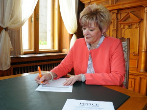 Petici proti šmejdům podepsala i primátorka Martina Rosenbergová. Foto: MML Jan Král