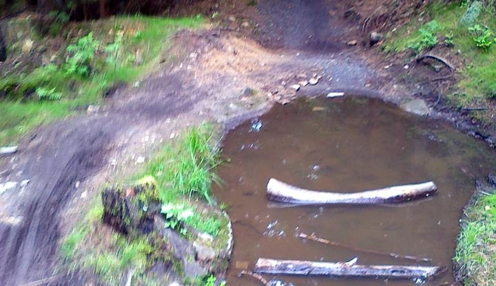 Stezky singltreku jsou po deštích poničené. Chystá se brigáda