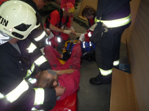 Dělníkova noha uvízla v listu. Foto: HZSLK