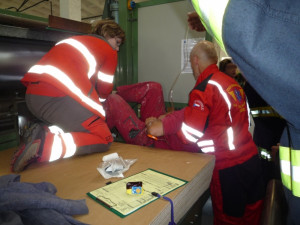 Dělníkova noha uvízla v listu. Foto: HZSLK