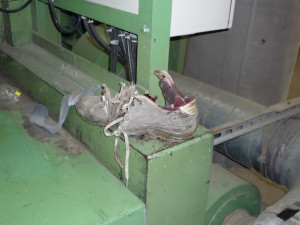 Dělníkova noha uvízla v listu. Foto: HZSLK