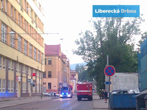 Muž balancoval na římse, chtěl se dostat do svého bytu