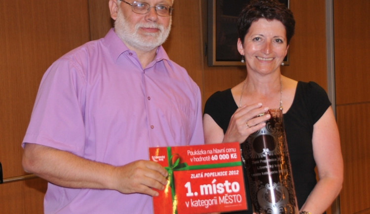 Vítězný Harrachov - náměstek J. Jadrný, starostka E. Zbrojová. Foto: Kraj-lbc.cz