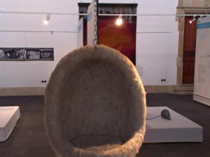 Plyšové křesílko z vybavení hotelu na Ještědu.