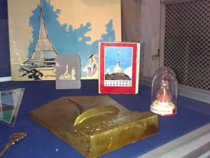 Někdy byly suvenýry dost kýčovité. Třena kondom jako Ještěd (vpravo).