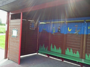 Barevná výzdoba zastávky.