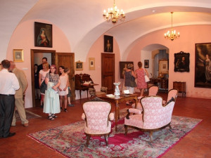 Literárně divadelní salon s návštěvníky. Foto: NPÚ Sychrov