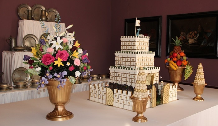 Marcipánová tabule, včetně květin. Stůl všední a sváteční. Foto: NPÚ Sychrov