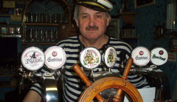 Ján Jurco za barem ve své hospodě U Námořníka