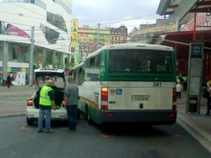 Další nehoda autobusu, tentokrát se srazil s taxíkem