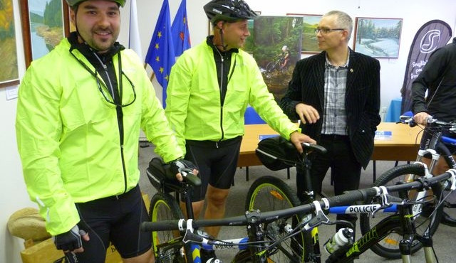 Policisté převzali nová horská kola. Foto: Policie ČR