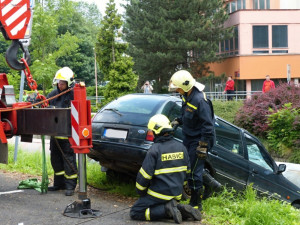 Ford sjel před krajským úřadem do Nisy, špatně zabrzdil