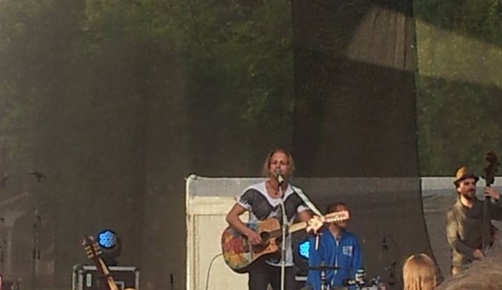 Tomáš Klus na Sychrově šířil své písně a dobrou náladu
