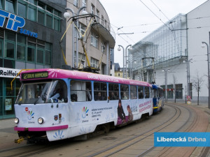 Řidička tramvaje pomáhala vozíčkáři, mezitím jí okradli