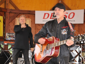 Hvězdou Hejnických slavností bude i V8clav Neckář. Ten před pár dny zpíval se svým bratrem i ve Vratislavicích. Foto: LK