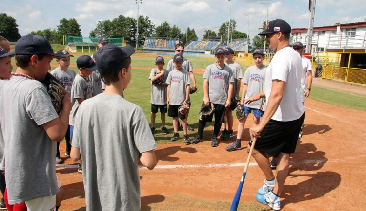 Jan Drábek se svými svěřenci. Foto: Patriots Liberec