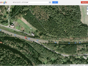 Letecký záběr silnice s vyznačeným  radarem.